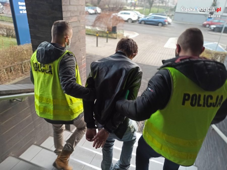 Groził ekspedientce i skopał policjantów