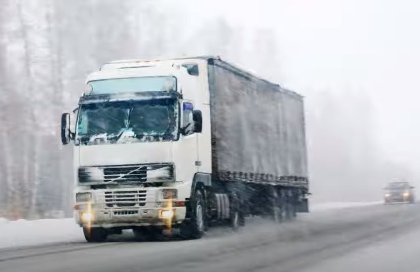 Lód z ciężarówki uszkodził jadącą za nim osobówkę. Poszukiwani świadkowie