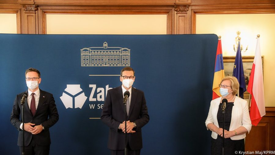 Premier Mateusz Morawiecki przywiózł walizkę z pieniędzmi do Ratusza