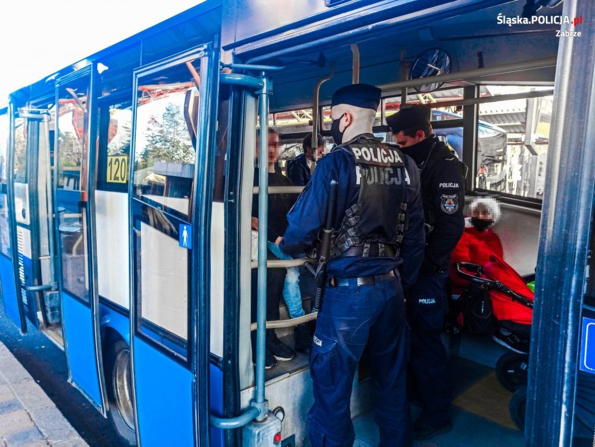 Policjanci kontrolowali pasażerów komunikacji miejskiej czy używają maseczek