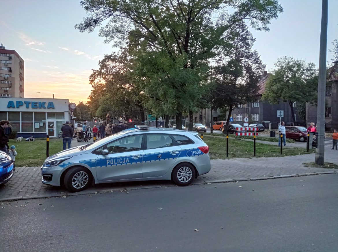 Zamieniają skwer na parking, mieszkańcy są oburzeni. Interweniowała policja