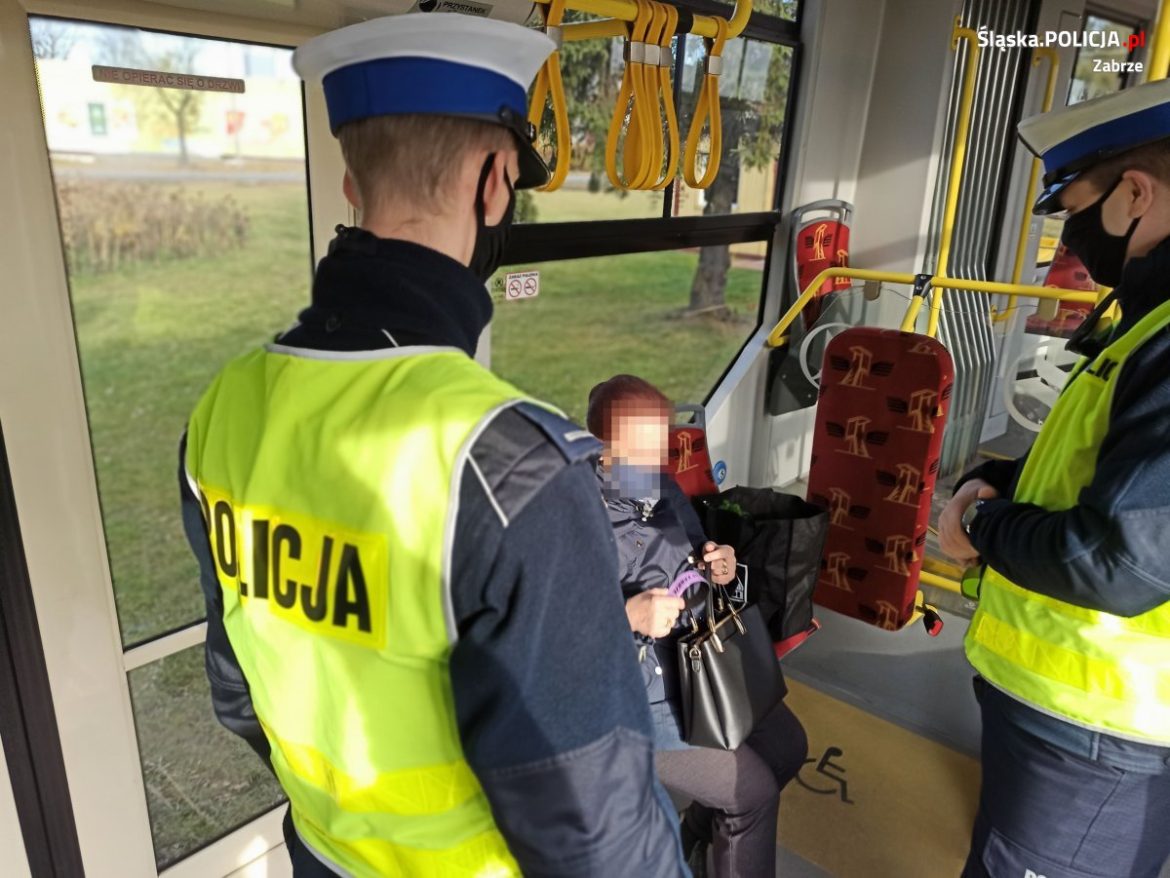 Policja i Nadzór Ruchu Tramwajów Śląskich sprawdzali czy pasażerowie noszą maseczki