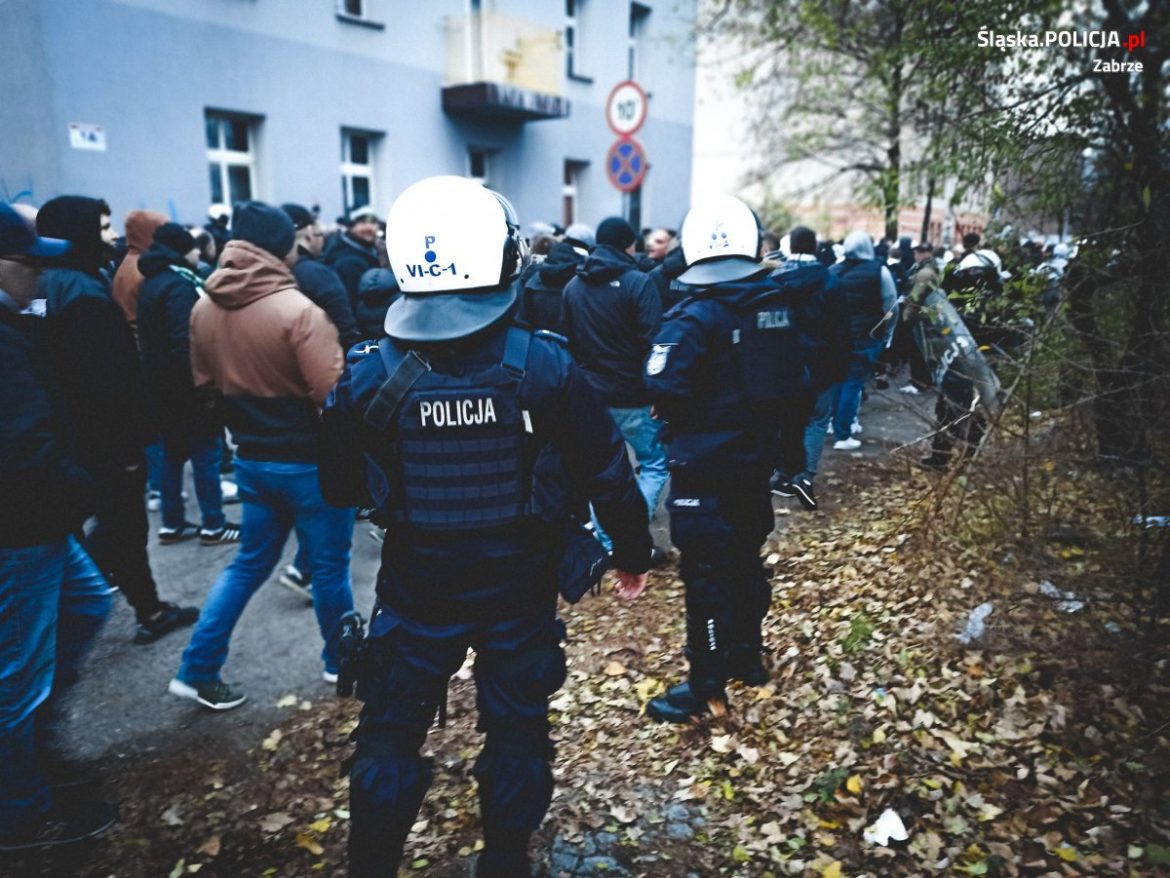 Górnik Zabrze – Legia Warszawa. Policja interweniowała kilkukrotnie. Jeden z kibiców chciał wnieść na stadion miotacz gazu