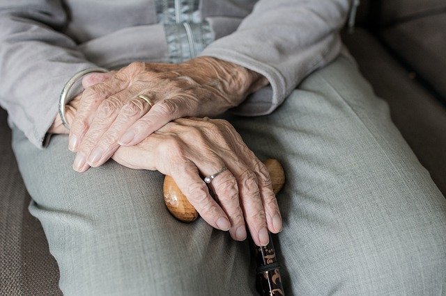 Podawali się za pracowników spółdzielni. Okradli seniorkę