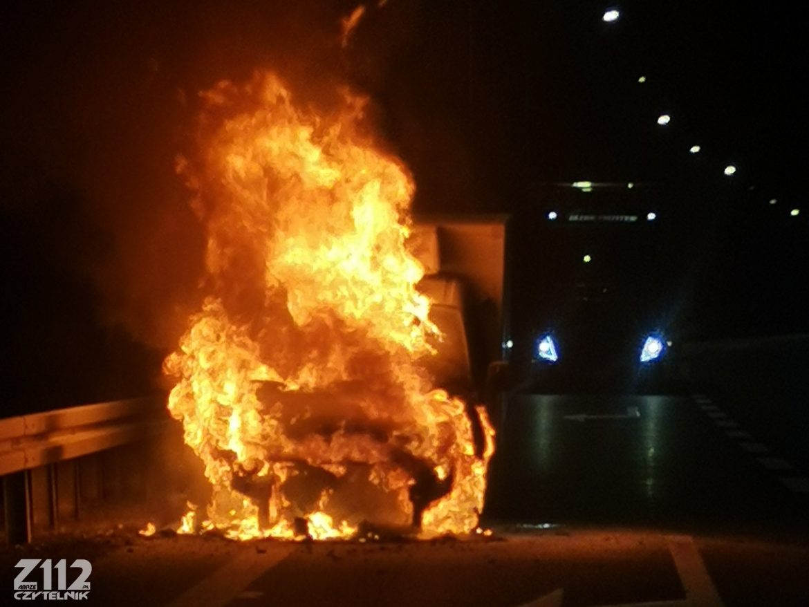 Pożar samochodu dostawczego na A4. Akcja trwała blisko dwie godziny