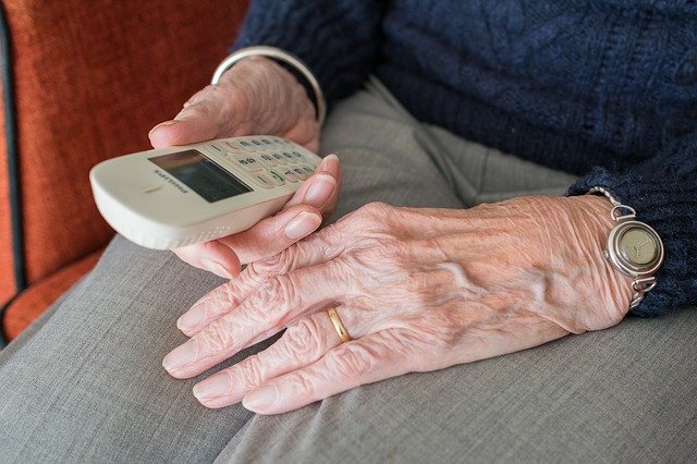 Seniorka uwierzyła, że ma telefon na podsłuchu. Oddała oszustom swoje oszczędności