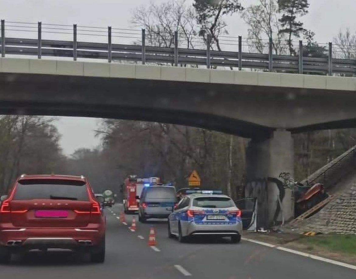 Śmiertelny wypadek na DK88. Kierowca wjechał w filar wiaduktu