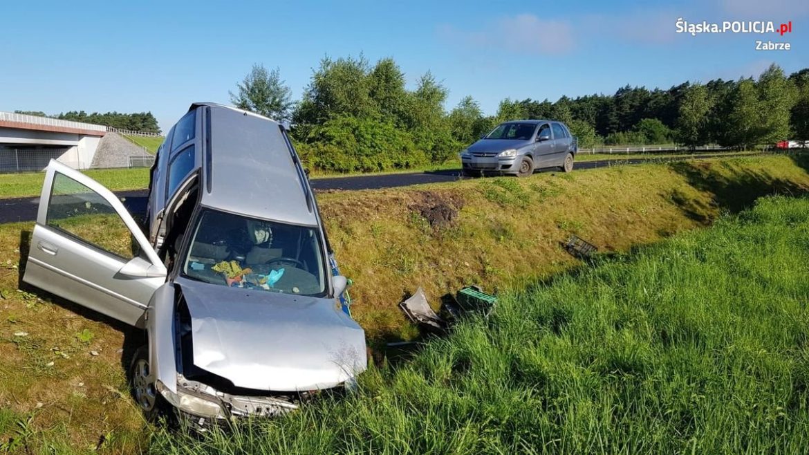 Kierowca wpadł do rowu i stracił przytomność. Pomógł mu policjant przed służbą