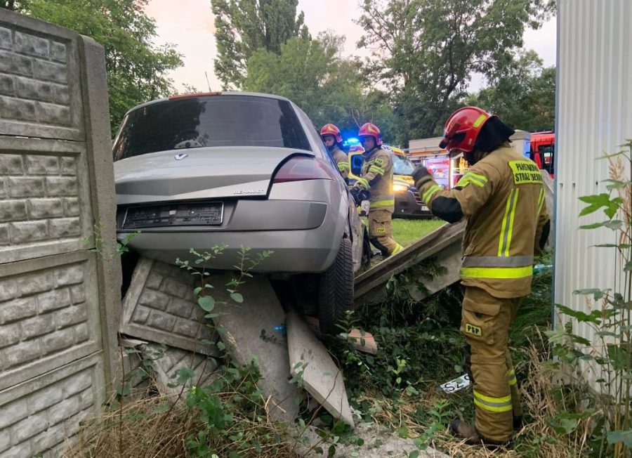 Śmiertelny wypadek w Mikulczycach. Auto uderzyło w betonowy mur