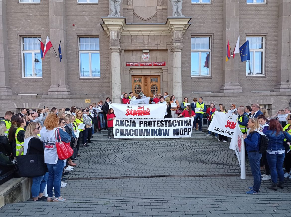 MOPR protestował pod Ratuszem. Manifestację wsparło dwóch posłów