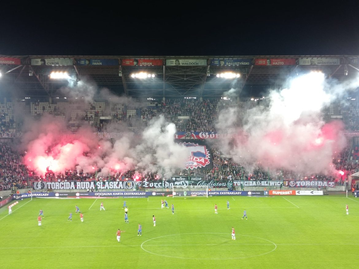 Górnik Zabrze – Piast Gliwice. Policja identyfikuje kibiców, którzy odpalili race