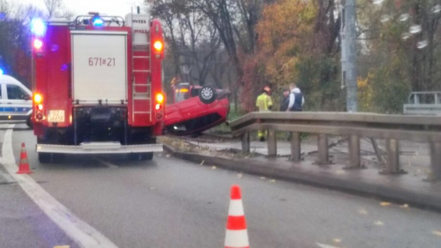 Wypadek na ul. Bytomskiej. Dachował samochód osobowy