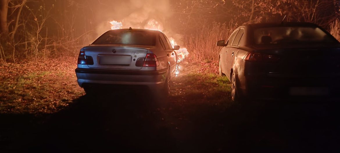 Policja poszukuje świadków nocnych podpaleń samochodów w Rokitnicy