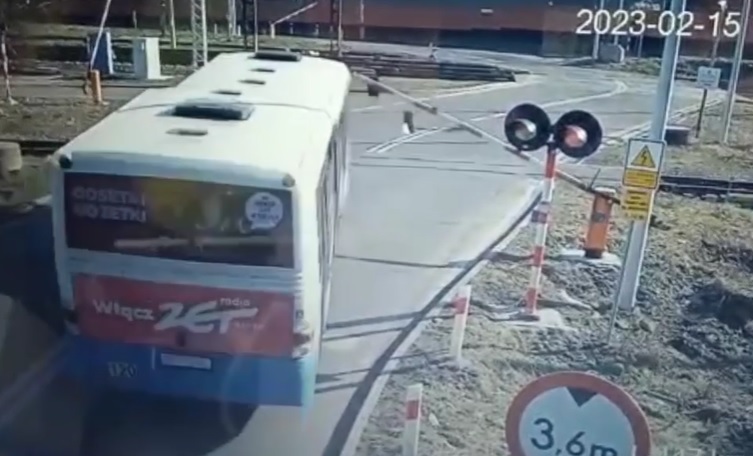 Staranował autobusem zamknięty przejazd kolejowy i kontynuował jazdę