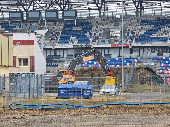 Czwarta trybuna. Firma, która wyburzy stare obiekty jest już na placu budowy