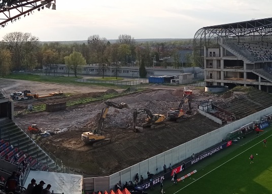 Czwarta trybuna. Wiadomo już, kto dokończy stadion