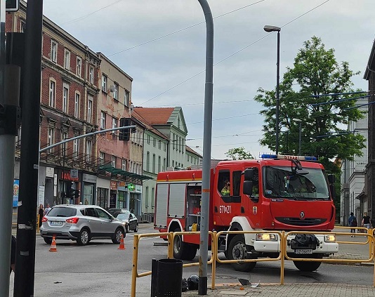 Wypadek w centrum. Para 18-latków z ciężkimi obrażeniami w szpitalu