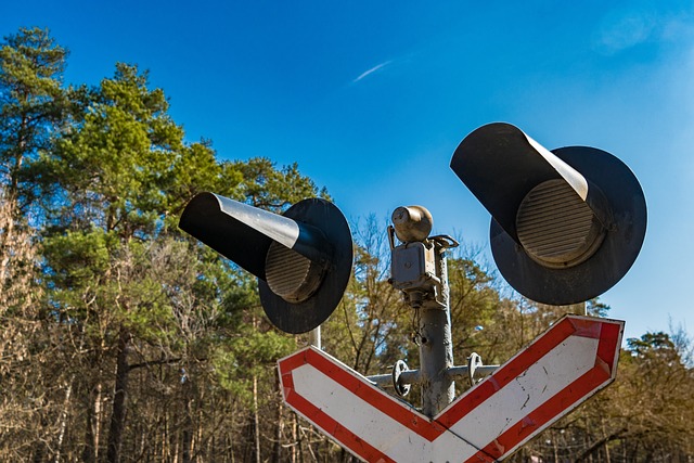 Na czerwonym świetle przejechał za przejazd kolejowy. To nie był dobry pomysł