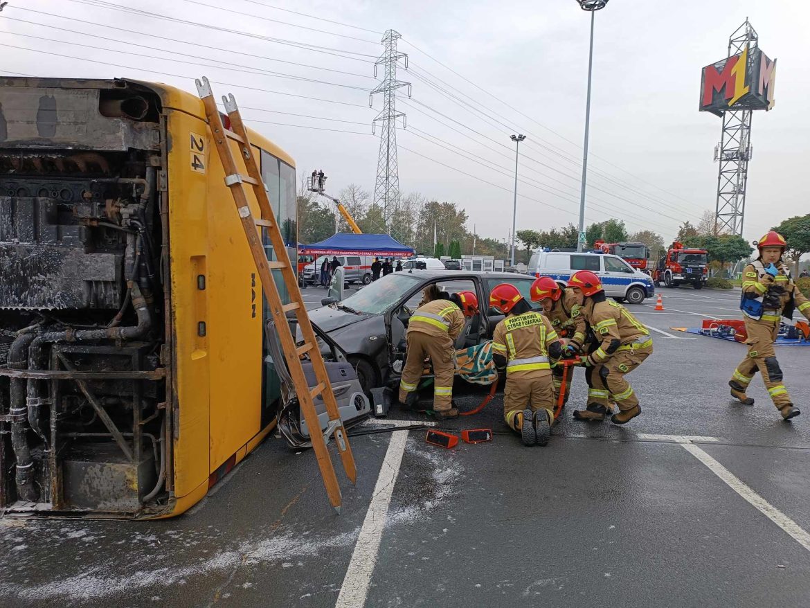 Przewrócony autobus i wiele osób rannych. Ćwiczenia pożarnicze