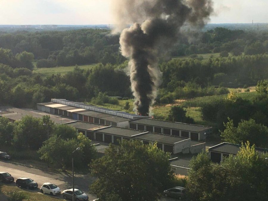 Pożar na Zaborzu. Ogień pojawił się w pobliżu garaży