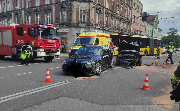 Poważny wypadek w centrum. Dwie osoby w stanie ciężkim