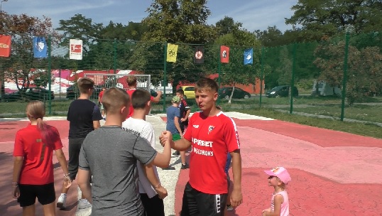 Piłkarze Górnika Zabrze rozegrali mecz na osiedlowym boisku