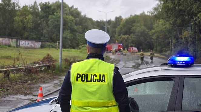 Czarniawka wylała. Ulica Makoszowska jest nieprzejezdna