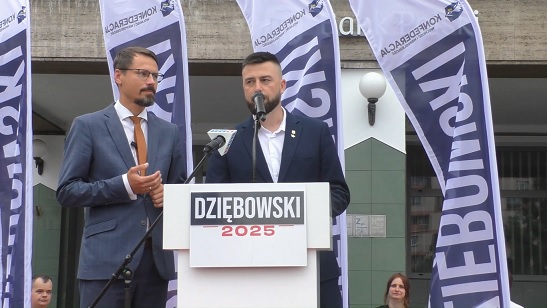 Radna Koalicji Obywatelskiej chowa się przed kamerą na wiecu wyborczym Sebastiana Dziębowskiego
