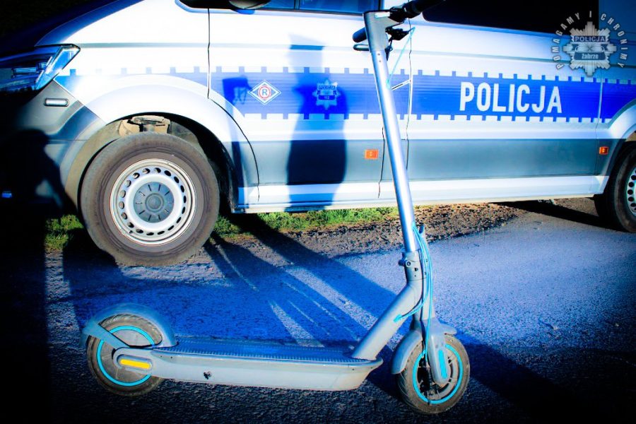 Nastolatkowie na hulajnodze uderzyli w samochód