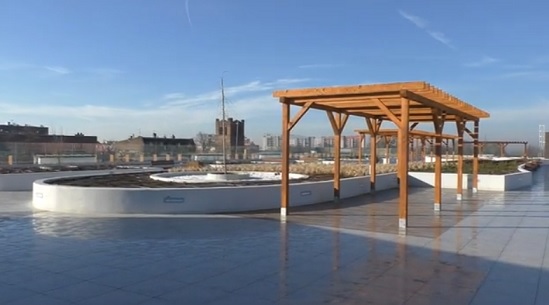 Gry planszowe, joga i relaks przy bębnach na dachu centrum przesiadkowego