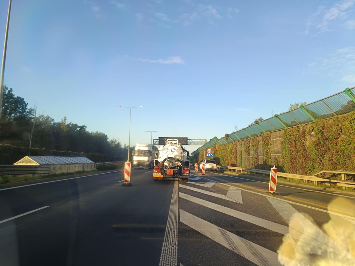 Piasek z ciężarówki uszkodził auto na DTŚ. Policja szuka świadków