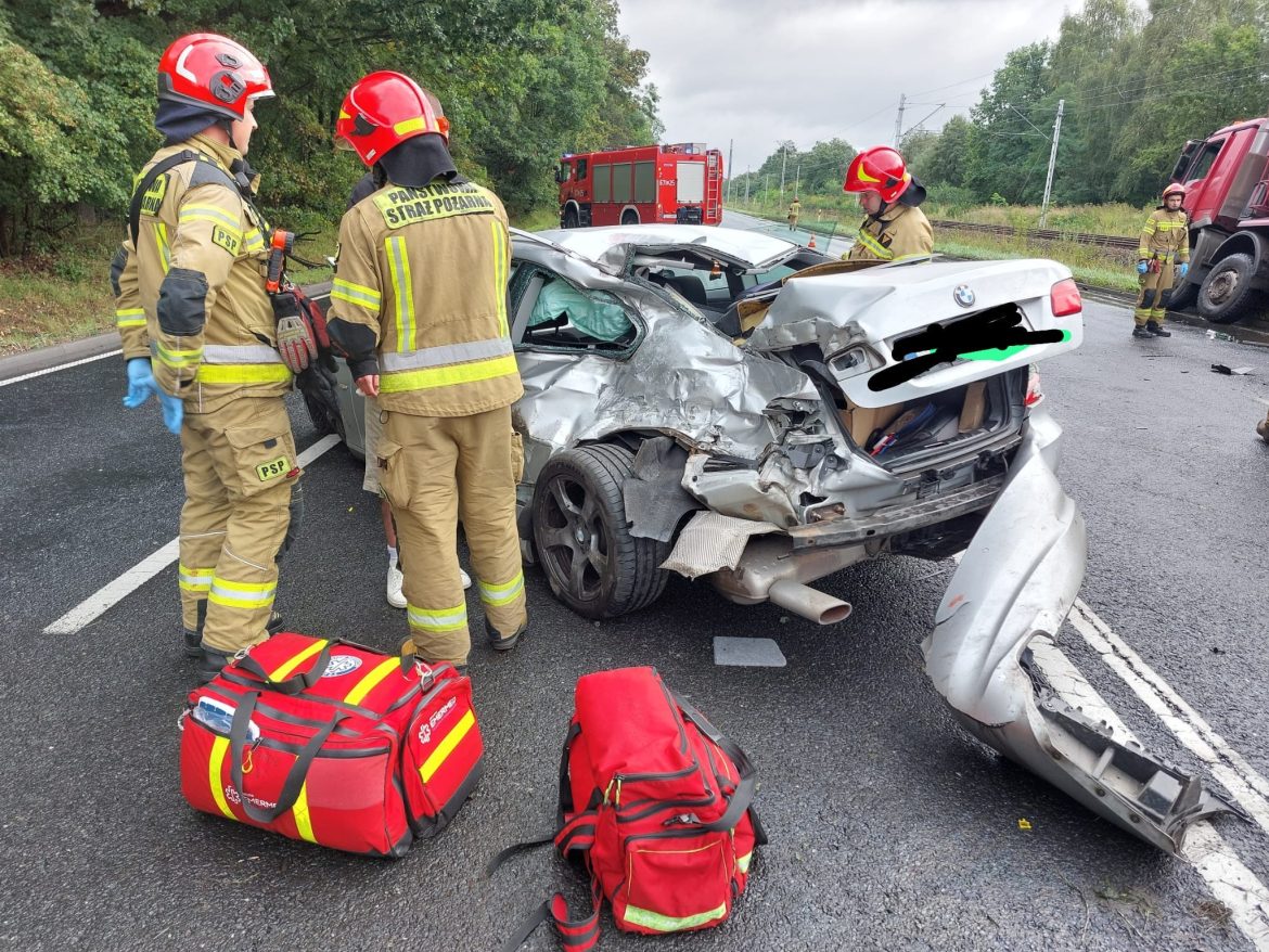Kierowca BMW zderzył się z ciężarowym mercedesem na DK88
