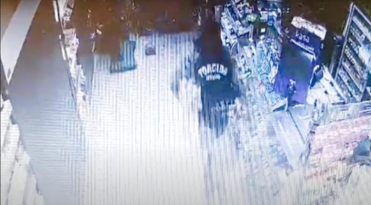 Zabrzańska policja poszukuje sprawców włamania do sklepu. [VIDEO]