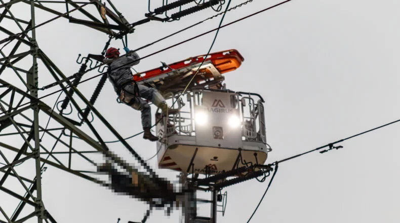 Mężczyzna porażony prądem. Wszedł na słup energetyczny