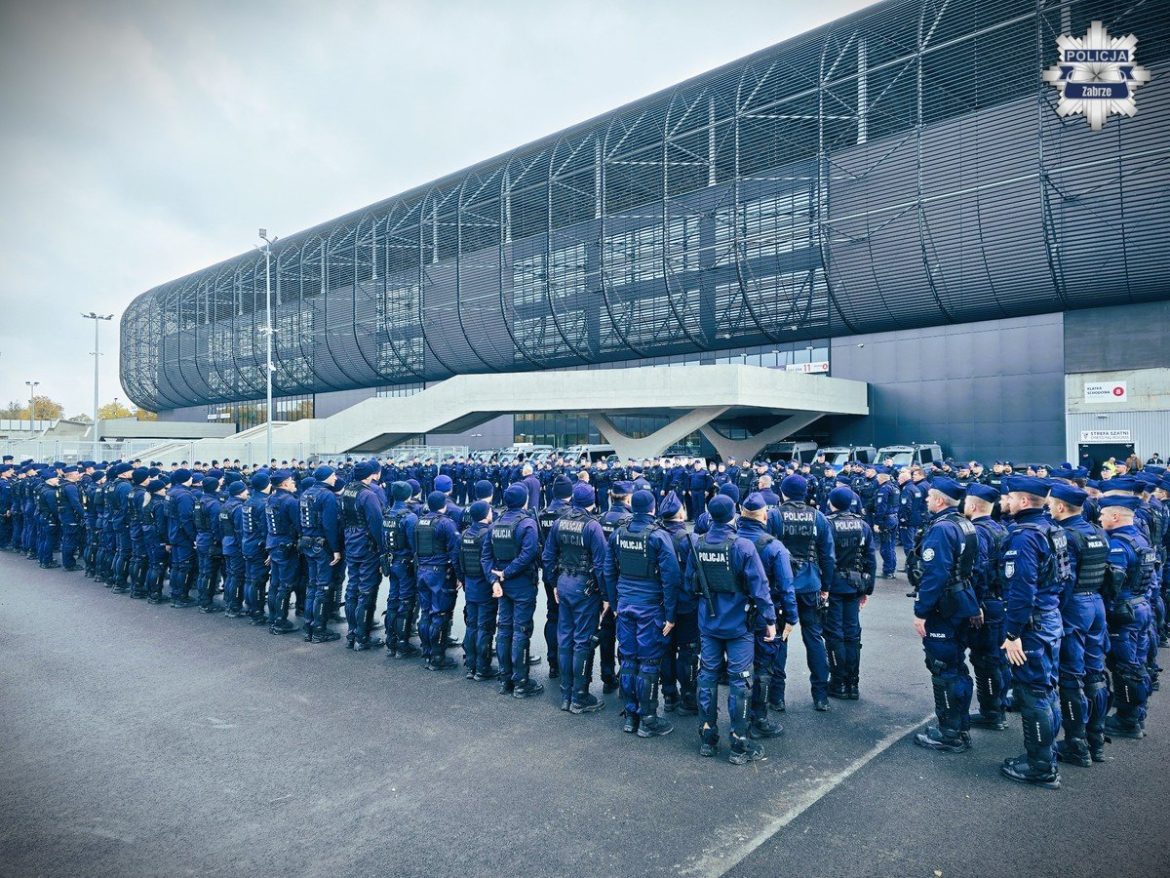 Ćwiczenia śląskiej policji na stadionie Górnika Zabrze