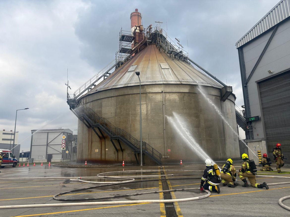„Pożar silosu i zderzenie z lokomotywą” w elektrociepłowni Fortum. Strażacy ćwiczyli