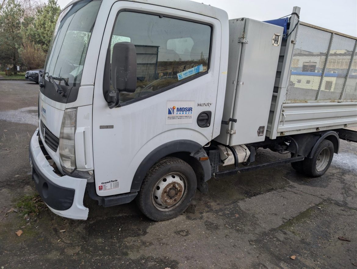 MOSiR wystawił kolejną partię urządzeń na sprzedaż. W ofercie samochód