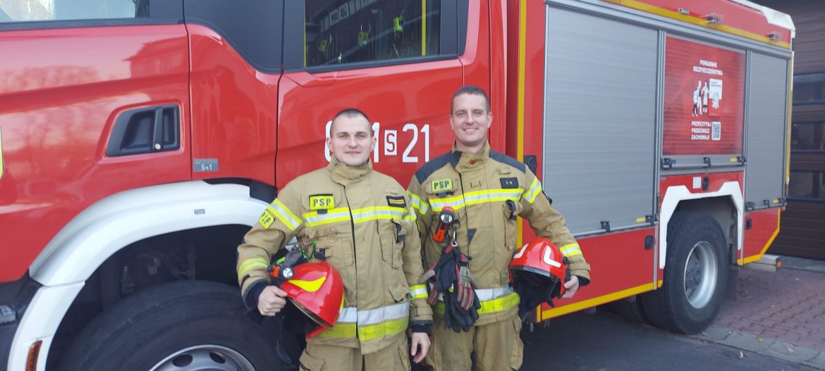 Strażacy z Zabrza odznaczeni Krzyżem Zasługi za Dzielność. Uratowali dwie osoby z płonącego budynku