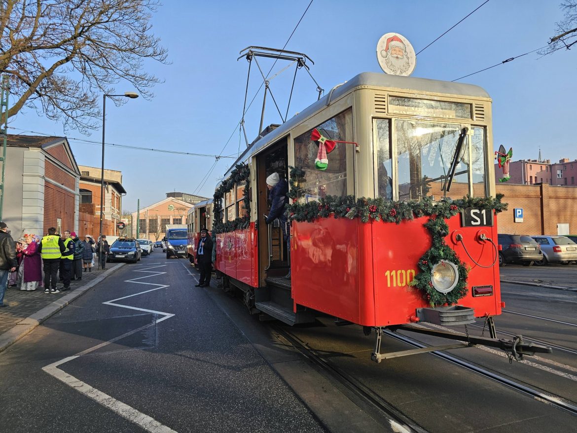 Świąteczna „retro-bana” przejechała przez Zabrze