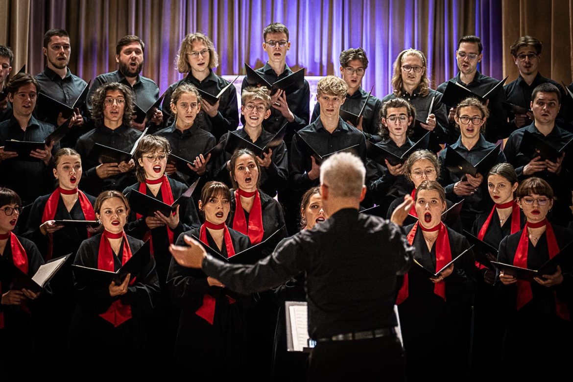 Młodzieżowy chór „Resonans con tutti” zaśpiewa w Mikulczycach