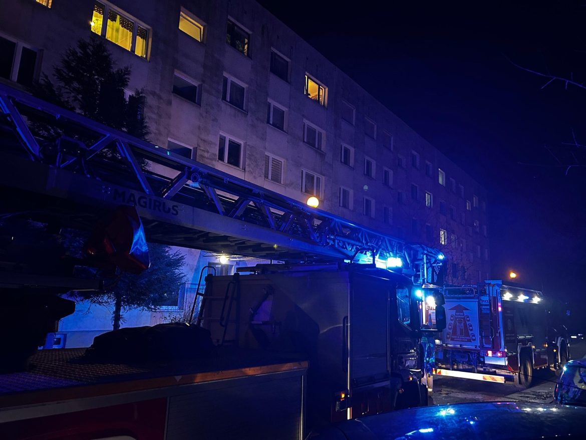 Pożar mieszkania na Jagodowej. Nieprzytomny mężczyzna uratowany przez strażaków