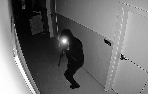 Włamanie do firmy Crazy Bubble. Włamywacze trzy godziny plądrowali budynek