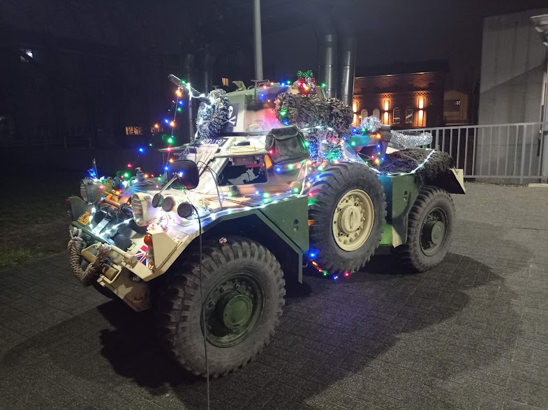 Świąteczny czołg przejechał ulicami Zabrza. „To jedyne miasto, w którym straszą militaria”