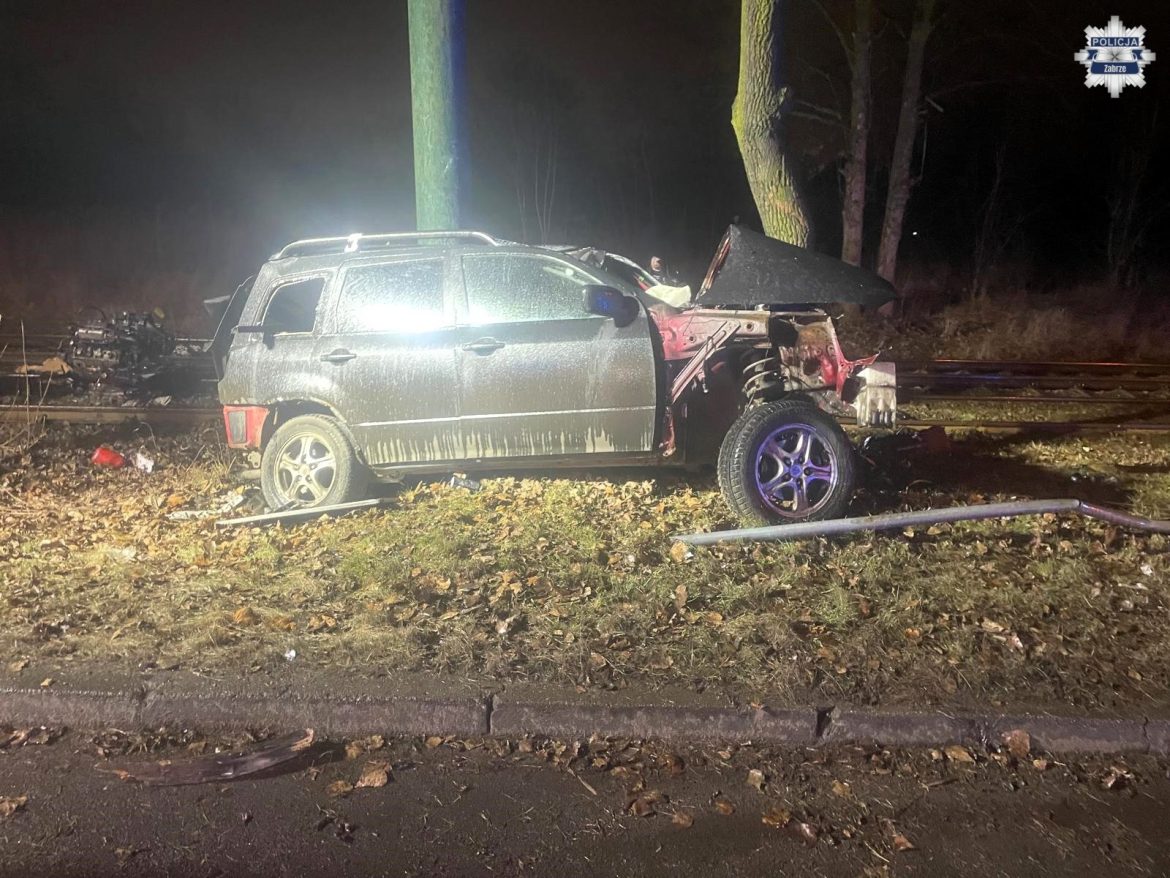 Poważny wypadek na Bytomskiej. Auto uderzyło w drzewo i słup trakcyjny
