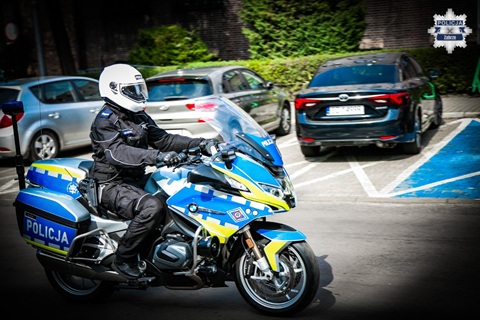 Policjanci skontrolują motocyklistów