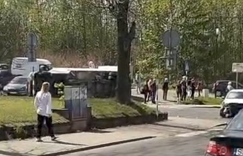Wypadek na Zaborzu. Samochód dostawczy przewrócił się