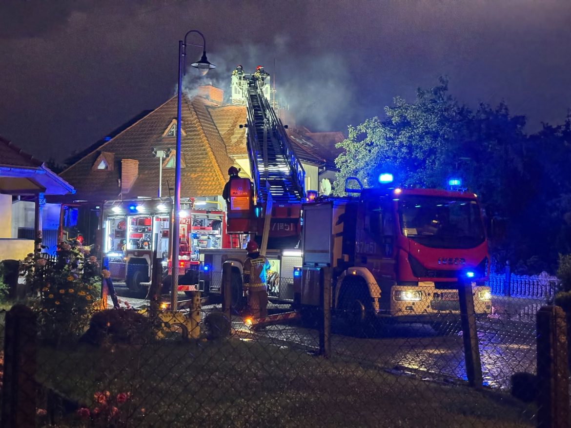 13 interwencji strażaków w nocy. Piorun wywołał pożar budynku