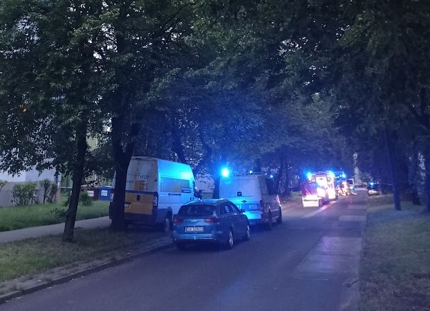 Mężczyzna wszedł na dach budynku. Kilkugodzinna akcja służb
