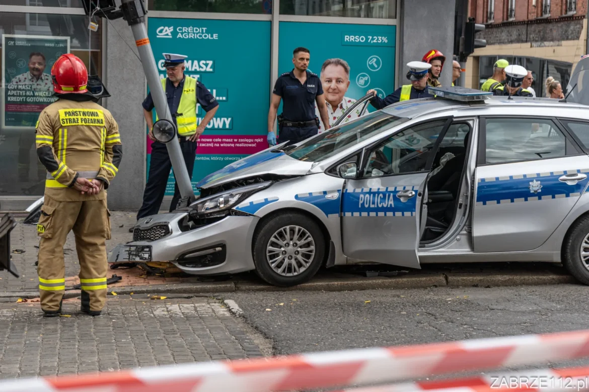 Radiowóz na sygnale zderzył się z BMW. Dwóch policjantów trafiło do szpitala