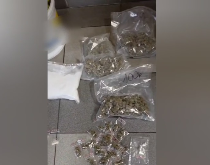 Blisko kilogram niedozwolonych środków zabezpieczyli policjanci. 39-latek z zarzutami